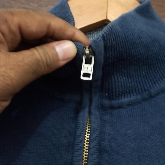 Tommy Hilfiger - Picture 2 of 4